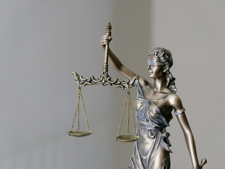 Judicatura y Fiscalía Estatua de la Justicia representando la Carrera Judicial y Fiscal